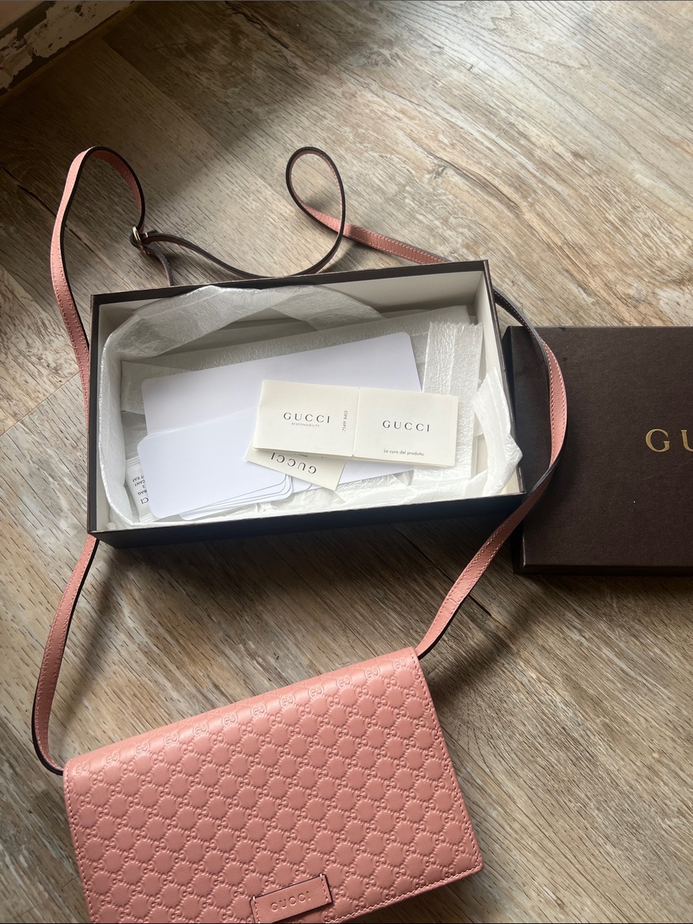 Gucci Pink Monogram Crossbody Wallet,like new - Picture 3 of 3